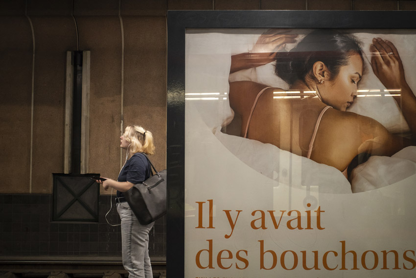 STRAATFOTOGRAFIE  De vrijheid van kijken, luisteren, voelen en slenteren.  Mijn plezier zit in het vastleggen van ‘gewone’ momenten met een verhalend karakter. Soms raadselachtig, grappig of ernstig. Het lijkt de waarheid maar is het niet. Het is de interpretatie van jou (en mij) van een moment van de werkelijkheid.